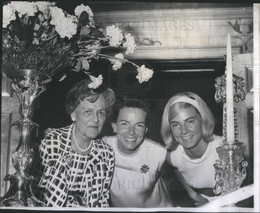 1967 Press Photo Mrs Sexton Sally Sexton Are Clarke's Guests In Athletic Club - Historic Images