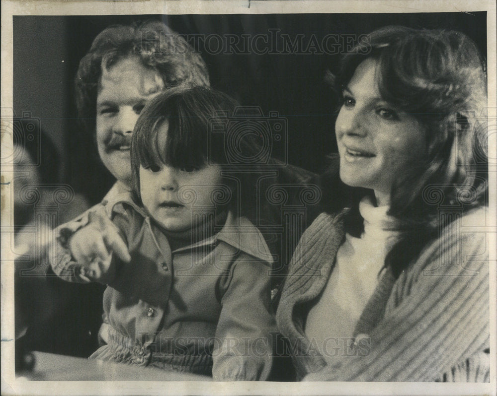 1975 Melissa Shaf With Her Parents Cheryl &amp; Vance - Historic Images