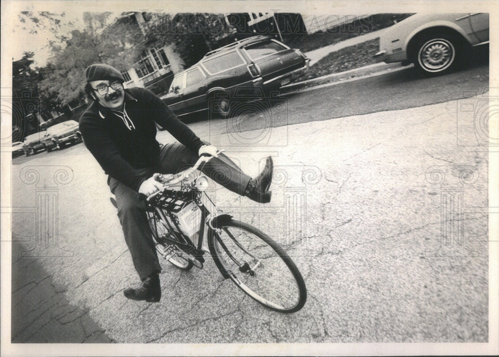 1980 Press Photo Sheldon Shacket Rides One Of His Inventions - Historic Images