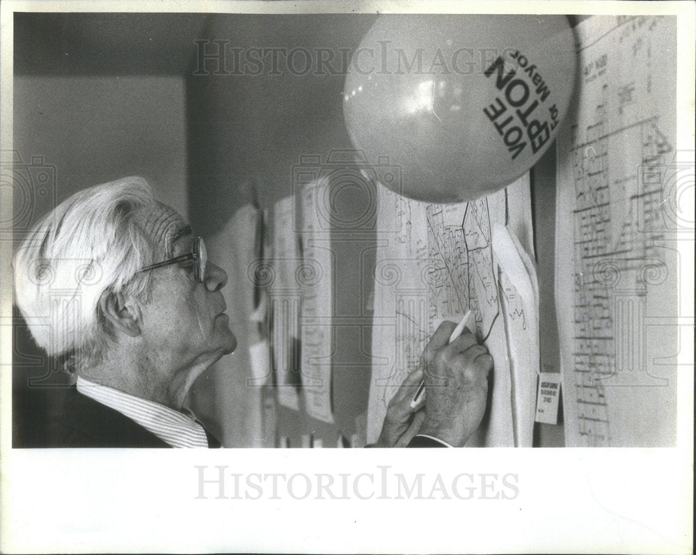 1983 Press Photo Rep Tim Sheehan From 41st Ward Checks Ward Maps - Historic Images