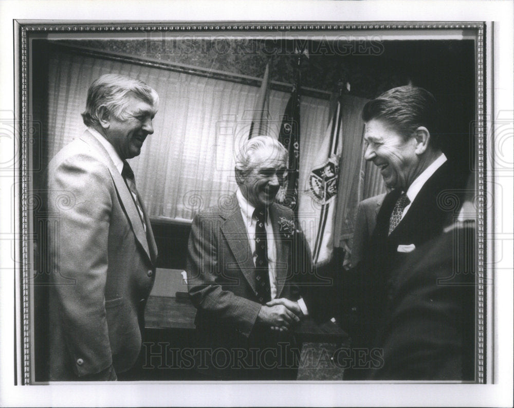 1989 Press Photo Eugene Rudnik Timothy Sheehan President Reagan Chicago - Historic Images