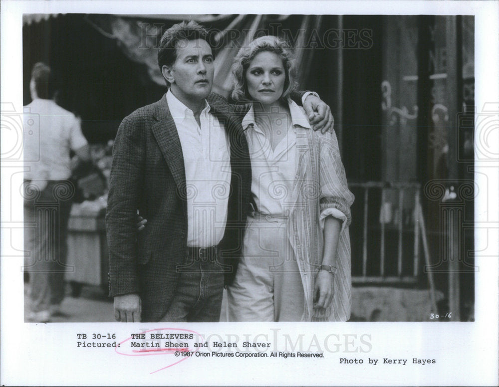 PRESS PHOTO MARTIN SHEEN AMERICAN FILM ACTOR HELEN SHAVER "BELIEVERS" - Historic Images