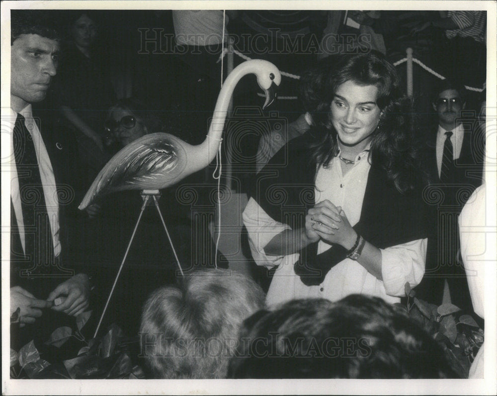 1985 Press Photo Brooke Shields @ Ed Debevic&#39;s 2 Promote Clothing Line - Historic Images