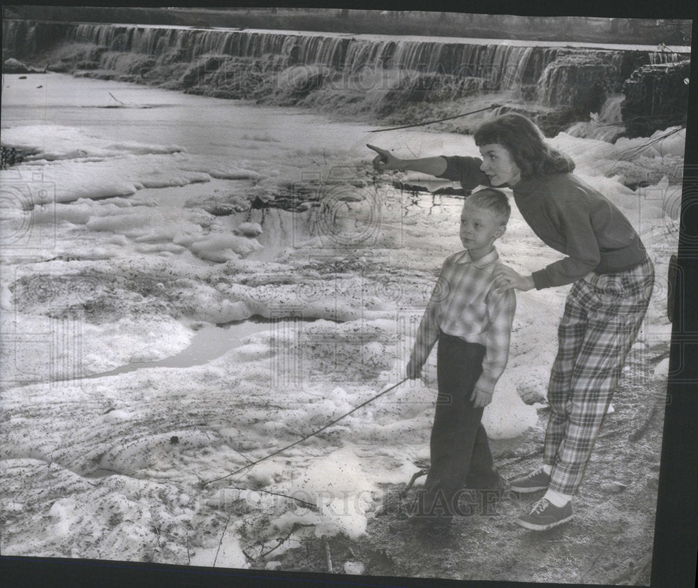 1947 Press Photo Children Enjoying The Wintry Scene At Fullersburg Park - Historic Images