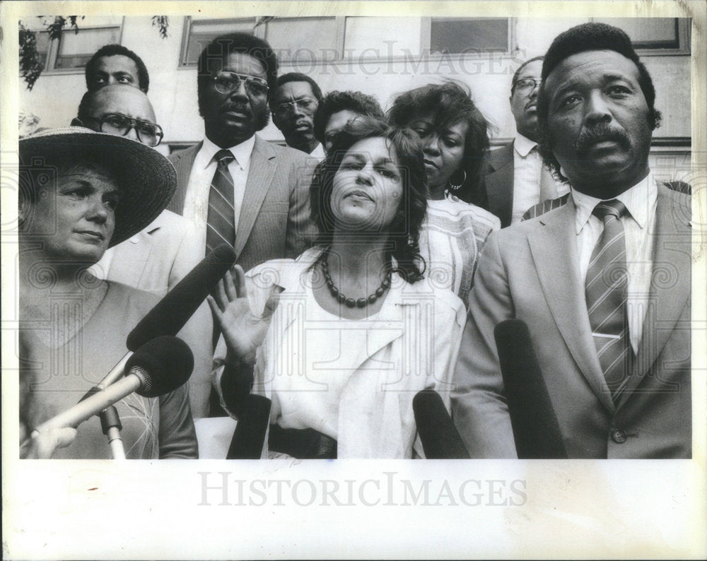 1987 Press Photo Helen Schiller &amp; Others Speak Out Against Chgo Housing Authorty - Historic Images