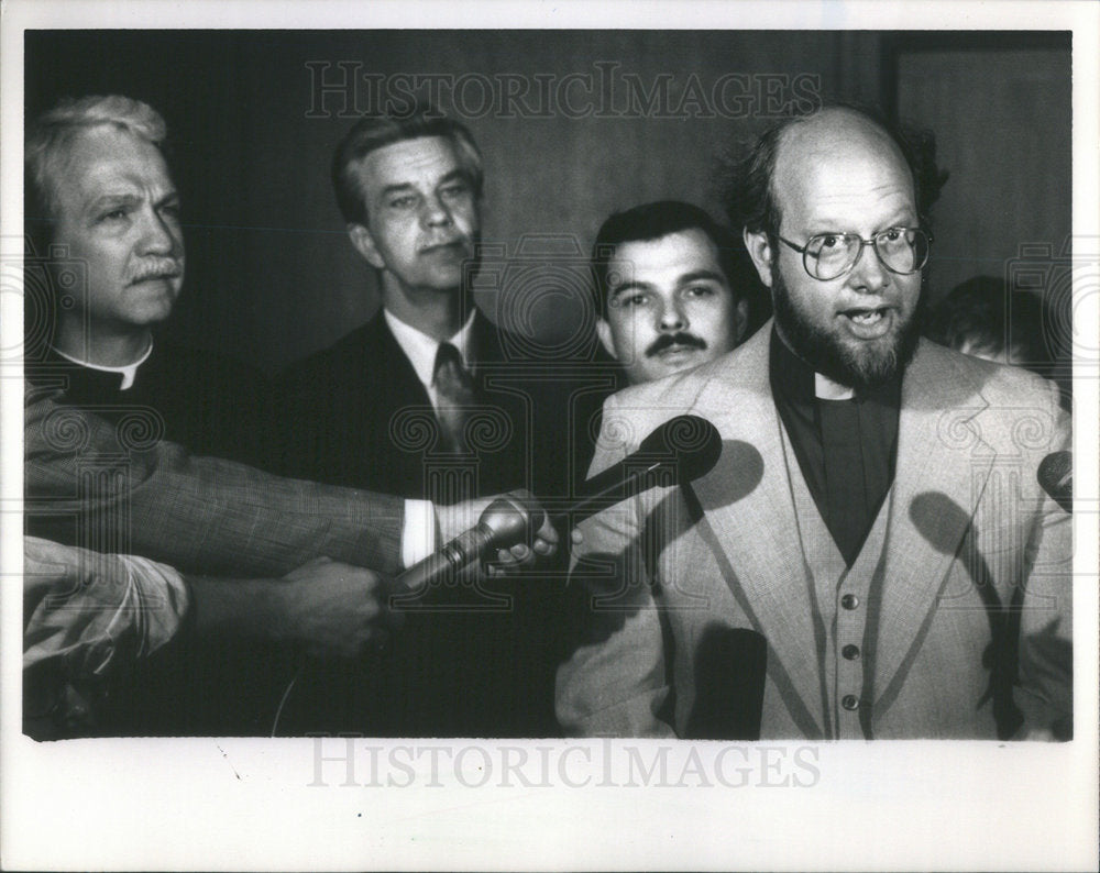 1988 Press Photo Reverend Philip Sheets Irving Park United Methodist Church - Historic Images