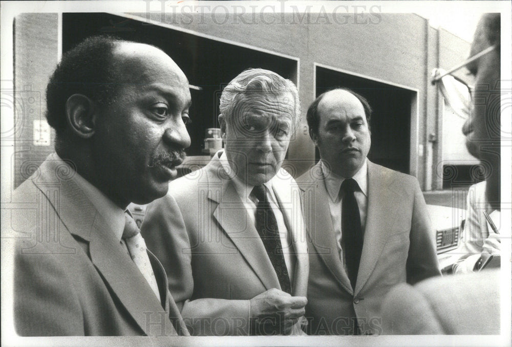 1981 Press Photo EUGENE BARNES CHAIRMAN OF CTA NORMAN ROSS MICHAEL BRADY - Historic Images