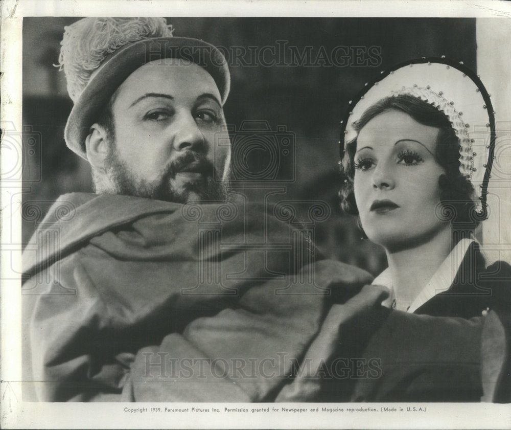 1939 Press Photo Charles Laughton Binnie Barns Hunchback Notre Dame - Historic Images