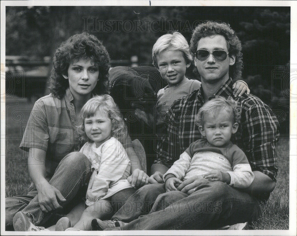 1986 Press Photo Cancer victim Family Portrait - Historic Images