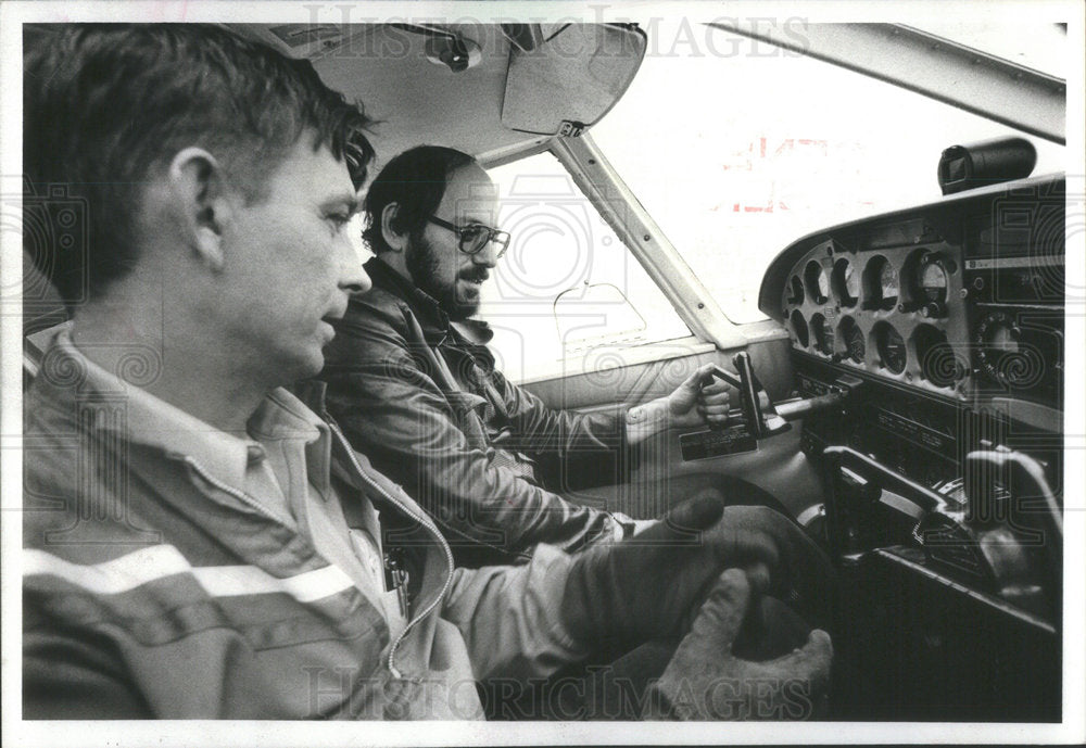 1979 Press Photo Eliot Wald Comedy Writer Controls Airplane Learning Fly Midway - Historic Images