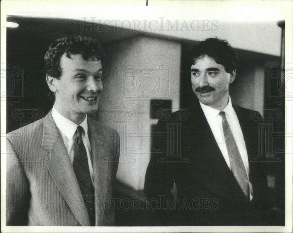 1986 Press Photo Kenneth Walker walks criminal courts building first day trial - Historic Images