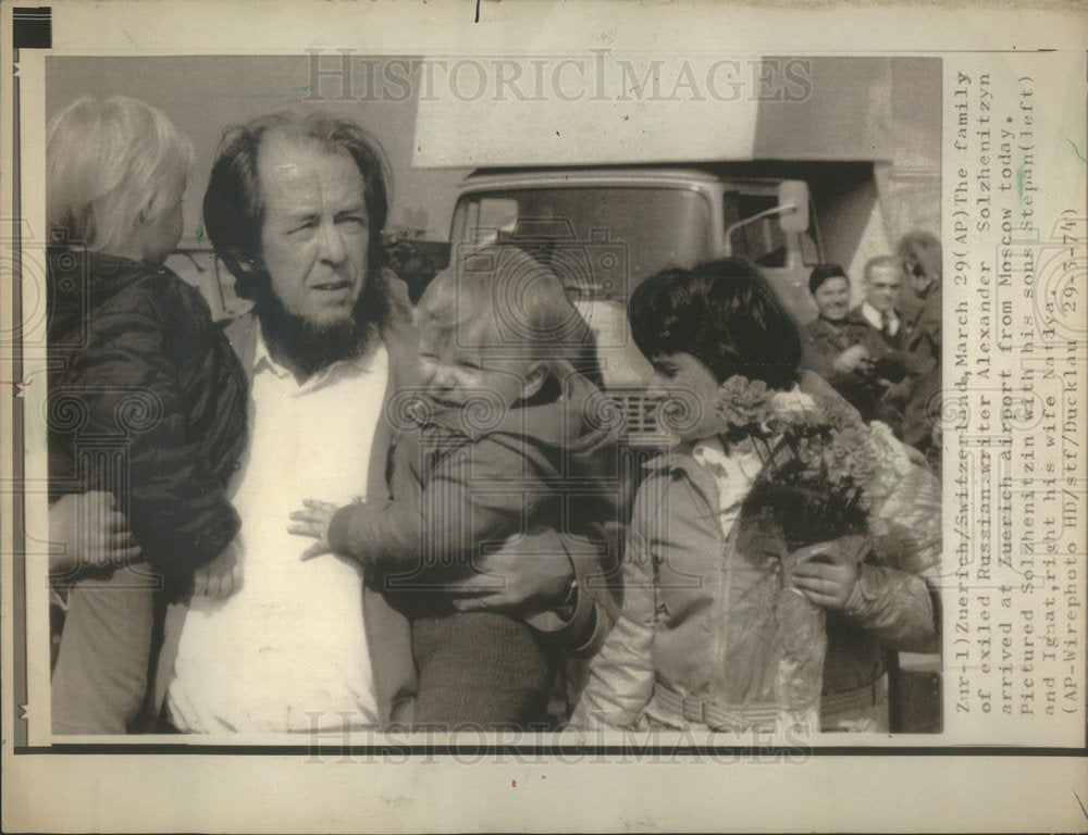 1974 Press Photo Family Of Exiled Russian Writer Alexander Solzhenitzyn Embrace - Historic Images