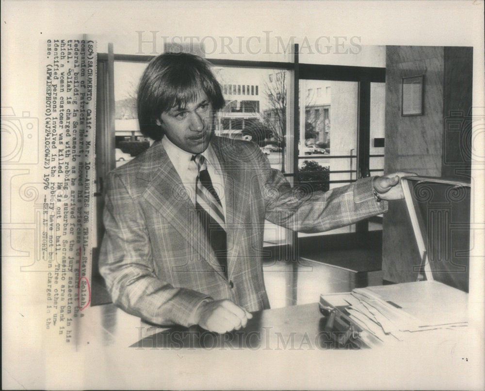 1976 Press Photo Steve Soliah Federal Building Trial Robbing Bank Murder - Historic Images