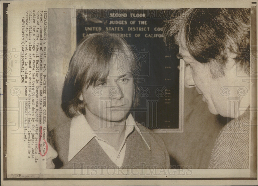 1976 Press Photo Steven Seliah &amp; Atty N Sacramento Fed Bldg After Bank Robbery - Historic Images