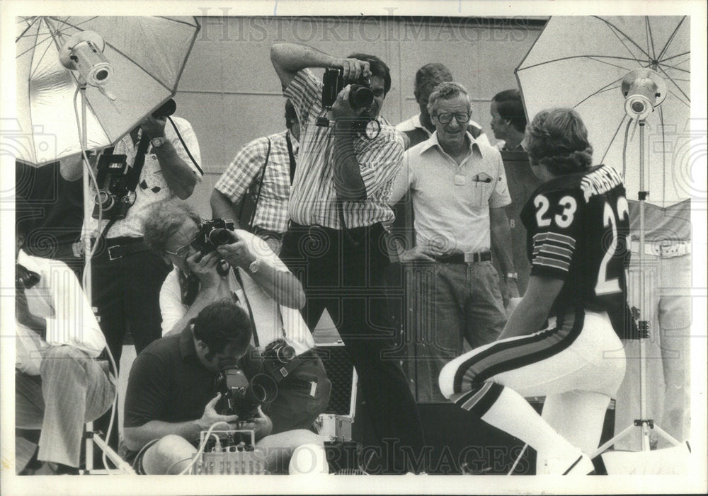 1978 Press Photo Chicago Bears Player Brian Baschnagel Poses For Photographers - Historic Images