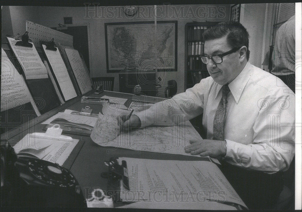 1974 Press Photo Ray Waldman supervisor chief meteorologist National Weather - Historic Images
