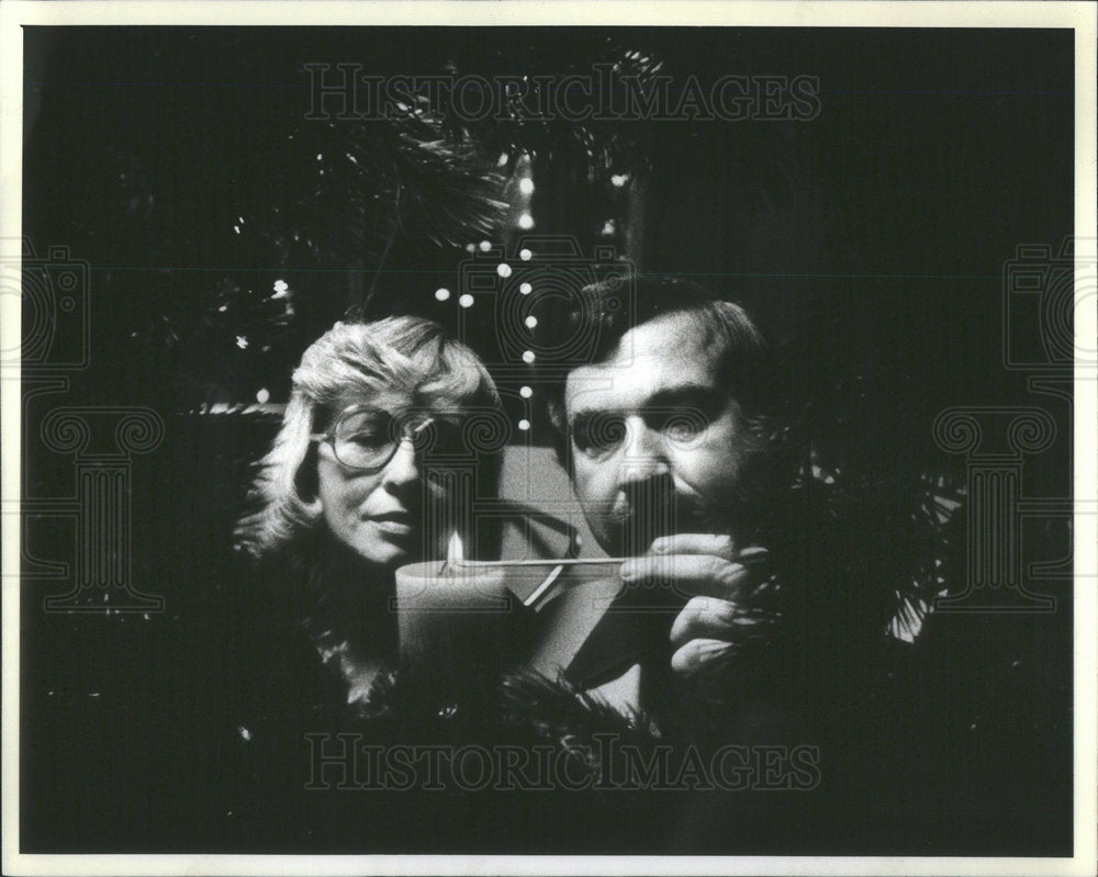 1981 Press Photo Cousin Of Lech Walesa, Robert Walesa & Wife Dale Light A Candle - Historic Images