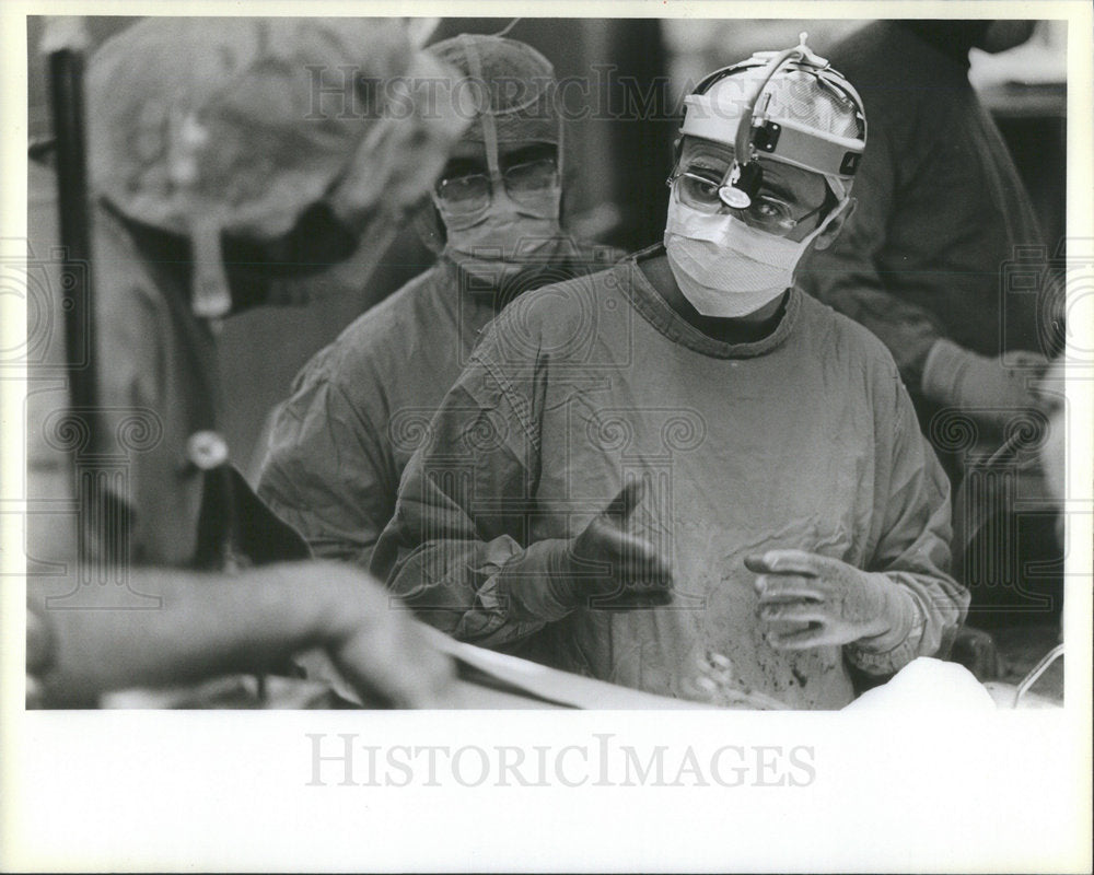 1983 Press Photo Patrick Walsh Technique Surgery Johns Hopkins Hospital - Historic Images