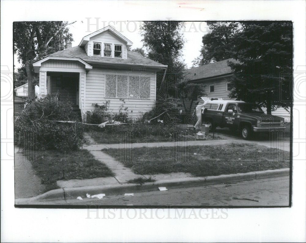 1992 Press Photo house South 18th avenue cleared animals piles refuse - Historic Images