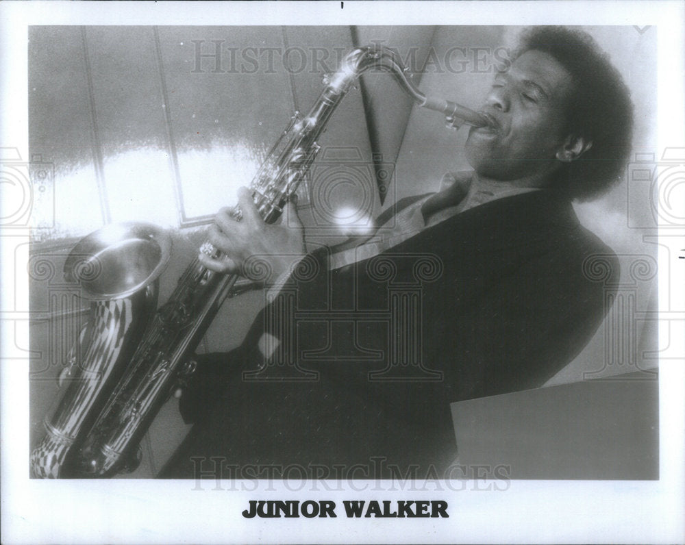 1985 Press Photo Junior Walter Saxophonist Musician During Performance - Historic Images