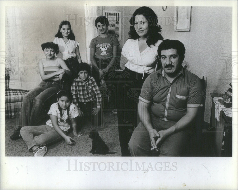 1982 Press Photo Jose Luis Soria &amp; Family of Immigrants - Historic Images