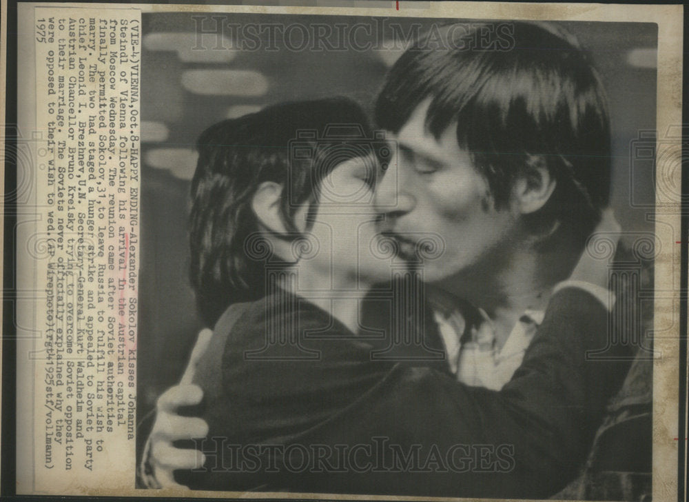 1975 Alexander Sokolov Kissed Johanna Steindl After Hunger Strike - Historic Images