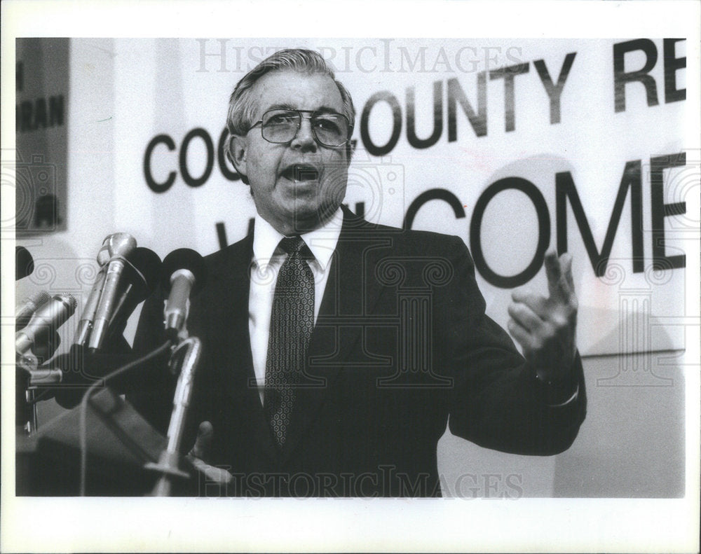 1989 Press Photo Dr. Herbert Sohn Loses 2 Eddie Vrdolyak N GOP Mayor Race. - Historic Images