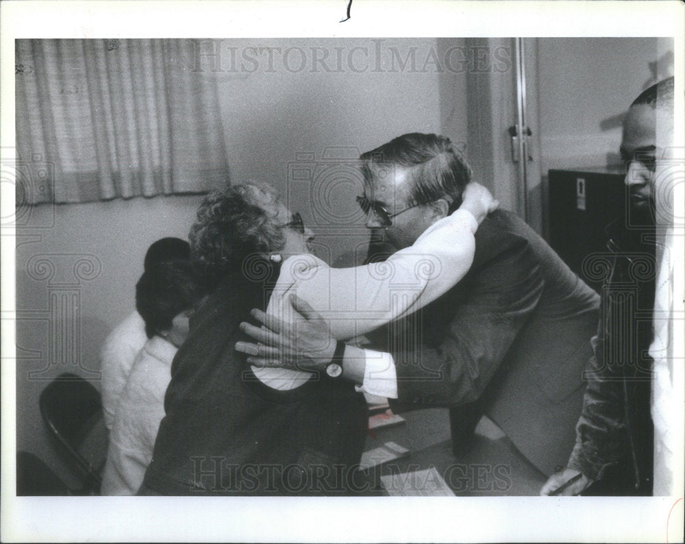 1989 Press Photo Candidate Dr. Herbert Sohn Greets Election Judge Mary Millen - Historic Images