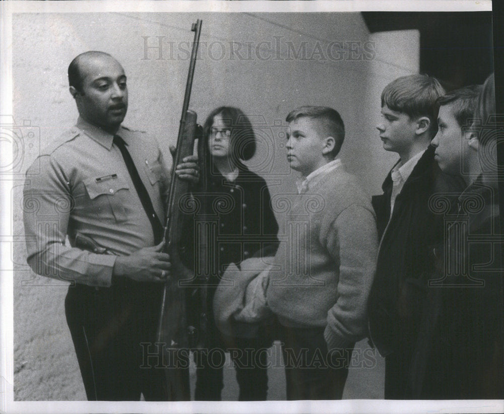 1968 Officer  Marshall Barksdale Shows Evanston Children A 22&#39; Rifle - Historic Images