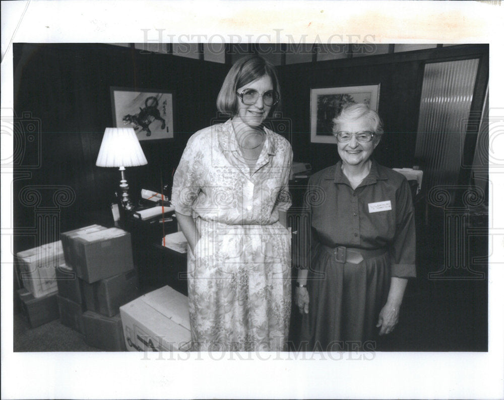 1991 Press Photo Barbara Bardas &amp; Sister Jean Delores Schmidt Mundelein College - Historic Images