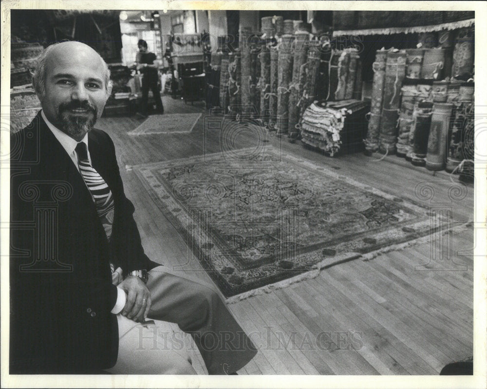 1981 Press Photo Jamshid Soomekh Oriental rugs - Historic Images