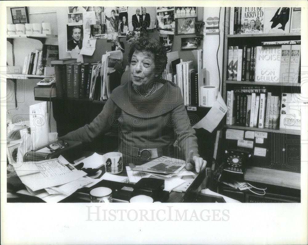 1985 Press Photo Oak Street Bookshop Proprietor Carol Stoll - Historic Images