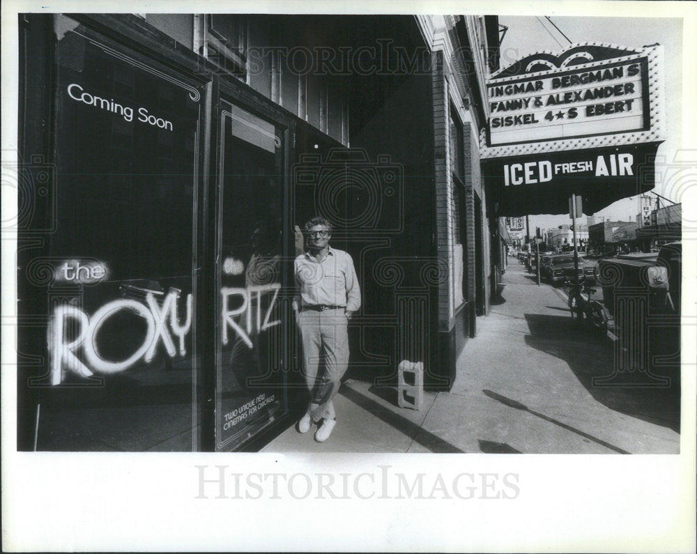 1983 Press Photo Larry Edwards N Front Of Roxy & Ritz As He Builds It - Historic Images