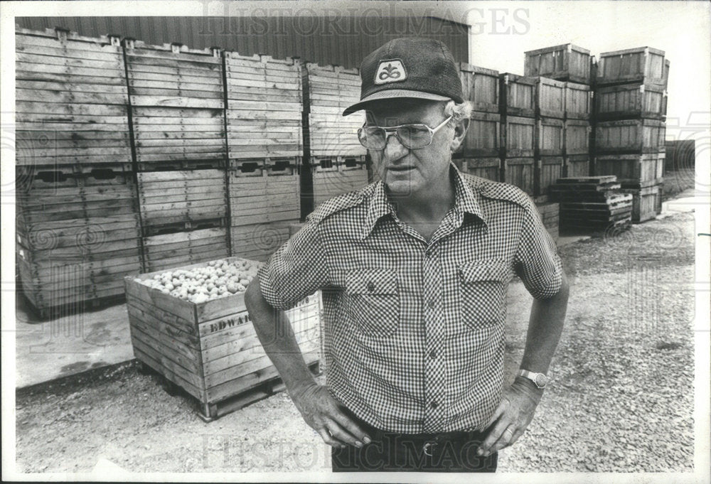 1978 Press Photo Robert Edwards Apple Orchard Poplar Grove Illinois - Historic Images