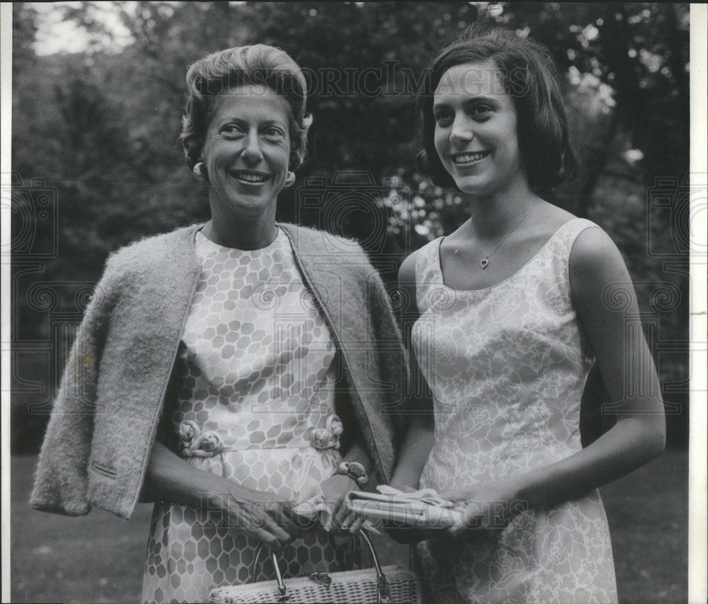 1965 Mrs. Robert Edwards & Debutante Daughter Sally At Antique Show - Historic Images