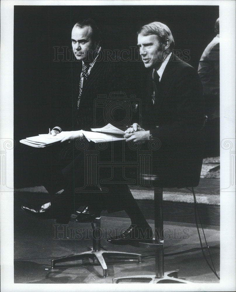 Press Photo Sander Vanocur Journalist Robert MacNeil Novelist Anchor Host - Historic Images