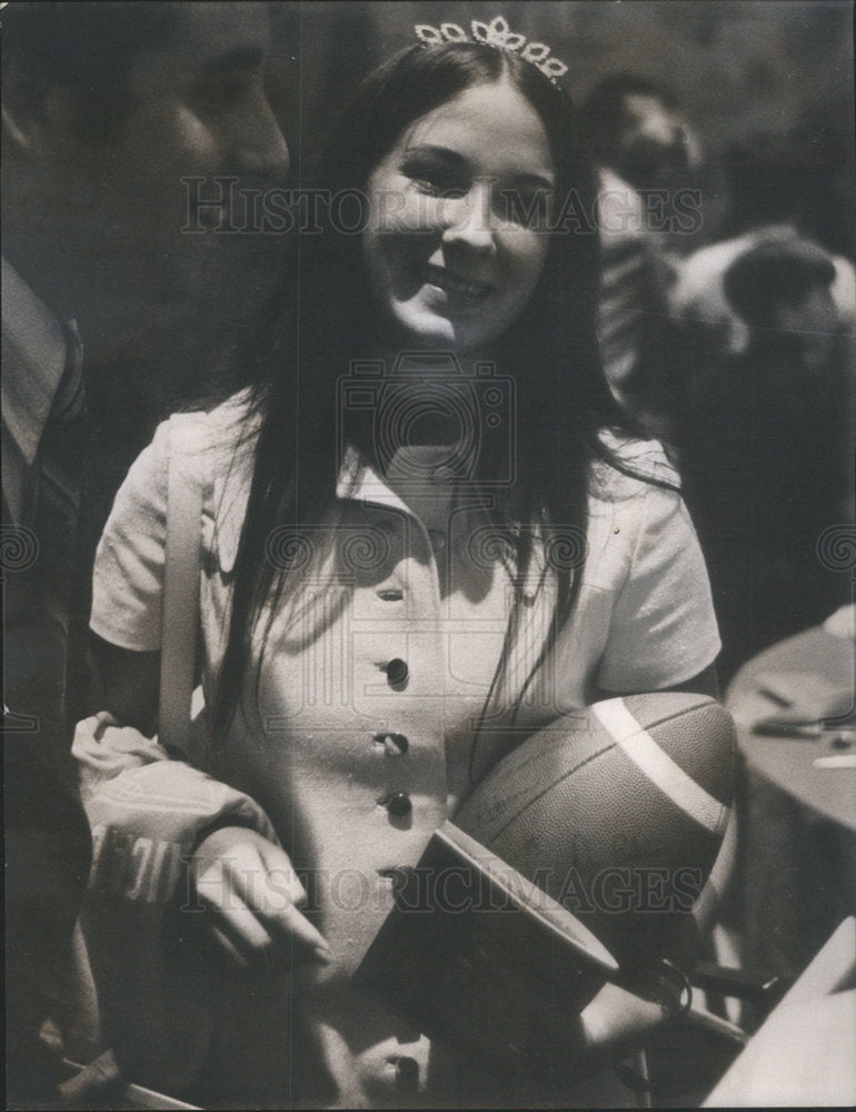 1971 Press Photo All Star Evanston Queen Stacey Anne Howard With A Football - Historic Images