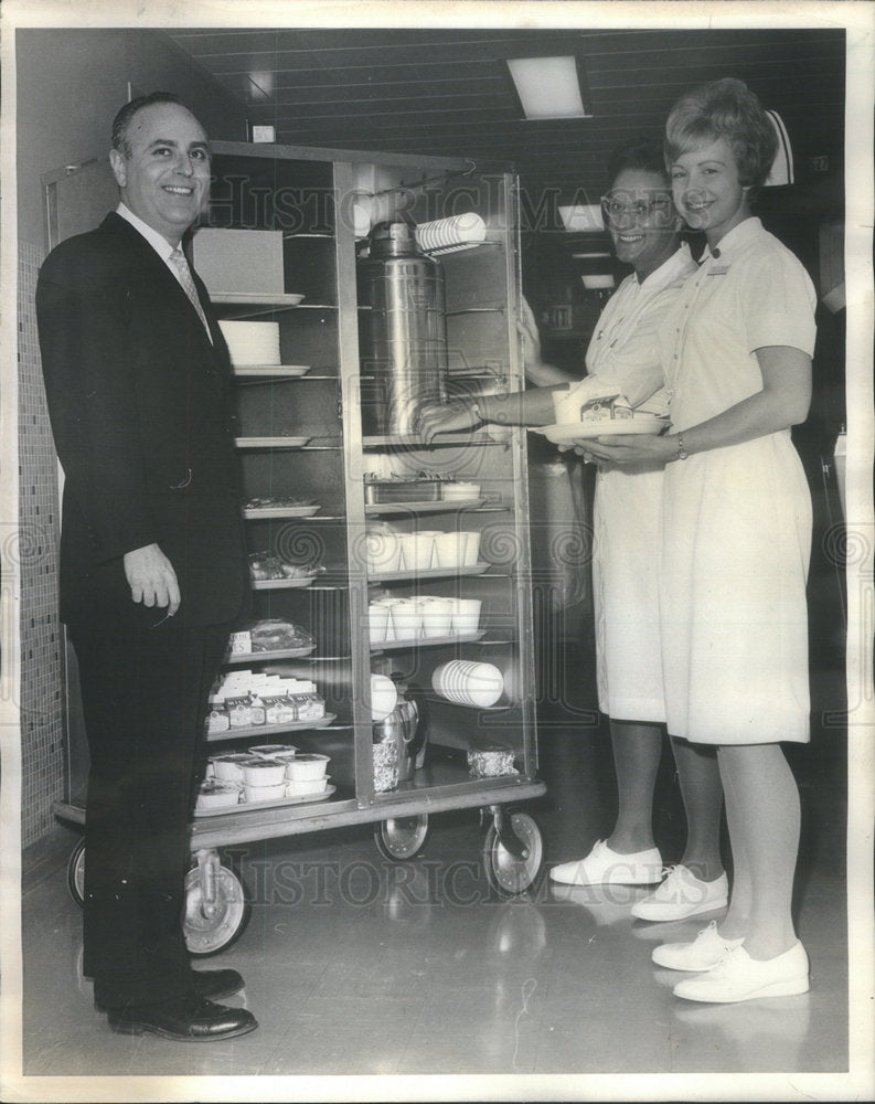 1966 Press Photo Edward Robinson Executive Director Gottliedb Memorial Hospital - Historic Images