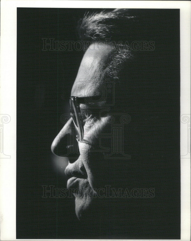 1988 Press Photo Senator Paul Simor Answer Questions From Chicago Hilton Hotel - Historic Images