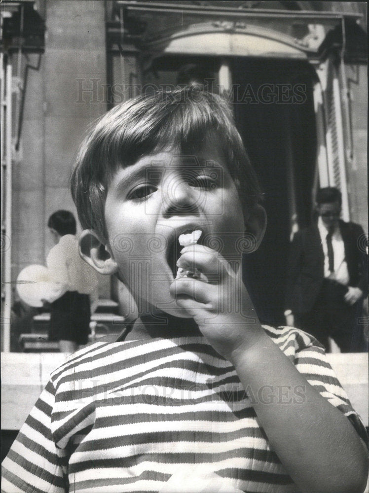 1968 Press Photo Anthony Shriver eating popcorn - Historic Images