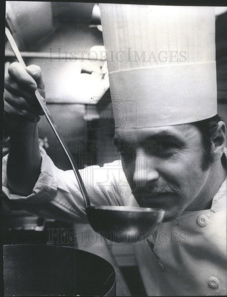 1974 Press Photo Exec Chef Camille Schwarts At Work In Continental Plaza - Historic Images