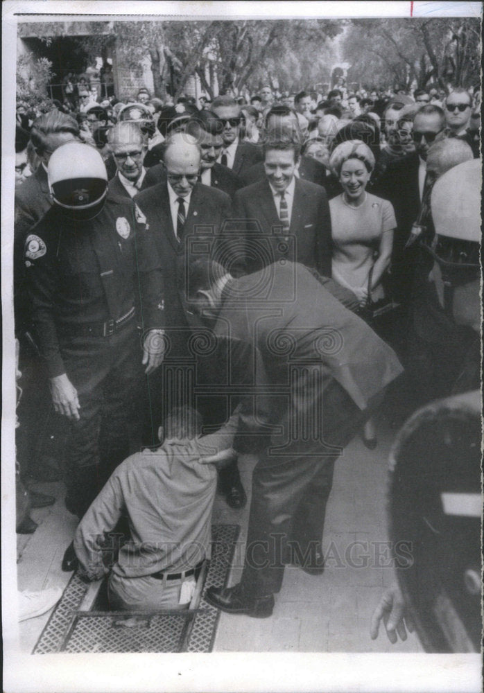 1965 Press Photo Princess Margaret and Lord Snowden chuckle California Institute - Historic Images