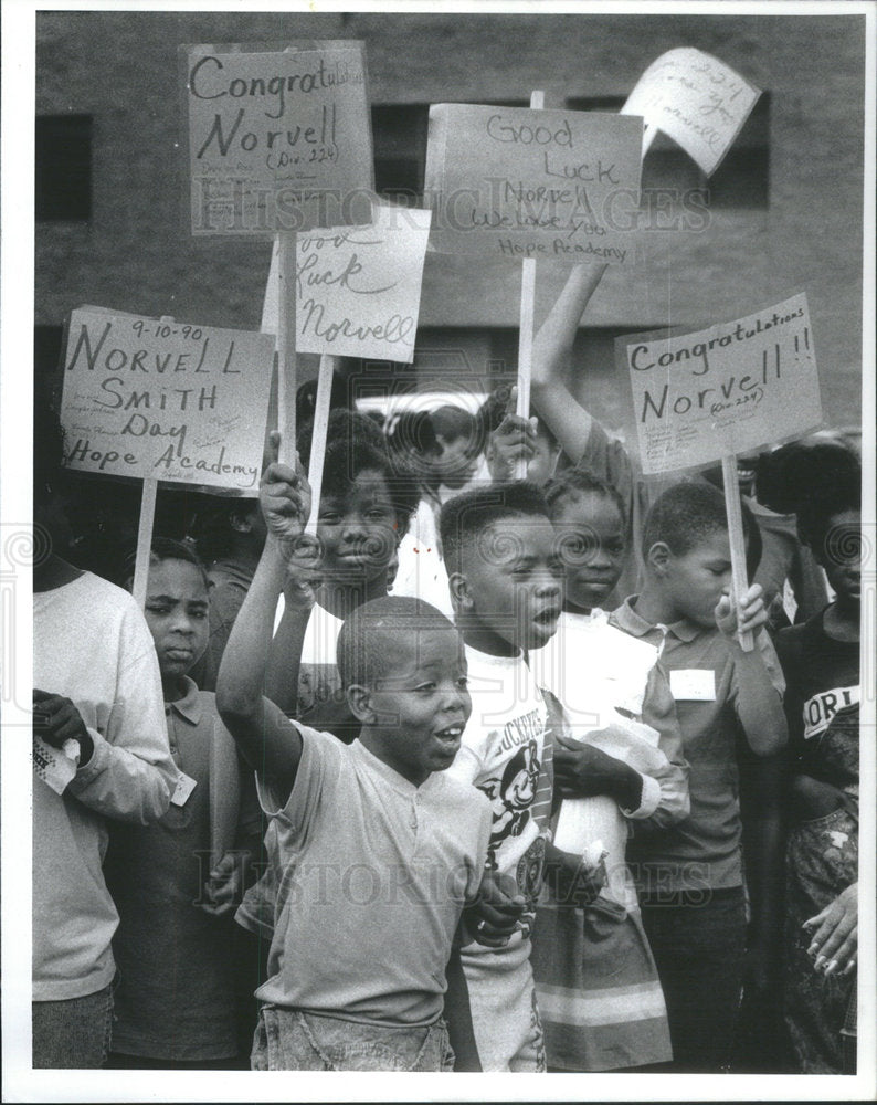 1990 Press Photo Norvell Smith Barbara Martin Otis Robinson Leading Cheering - Historic Images