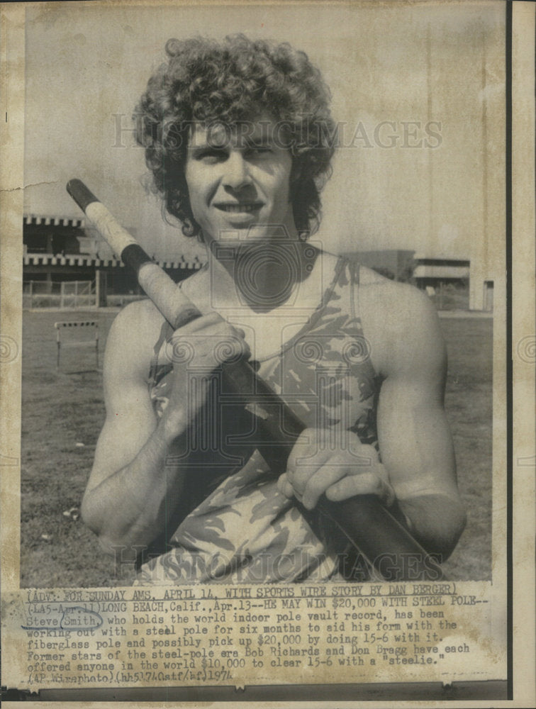 1974 Press Photo Steve Smith World Indoor Pole Vault Record Posing With Pole - Historic Images