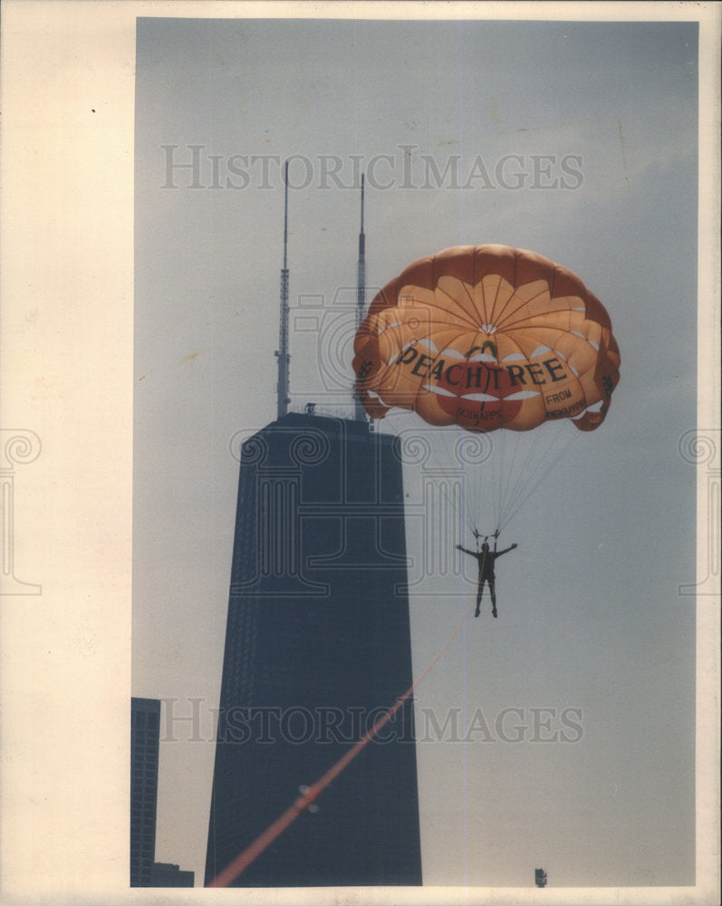 1987 Press Photo Larry Weintraub Reporter Para Sailing Lakefront Chicago - Historic Images