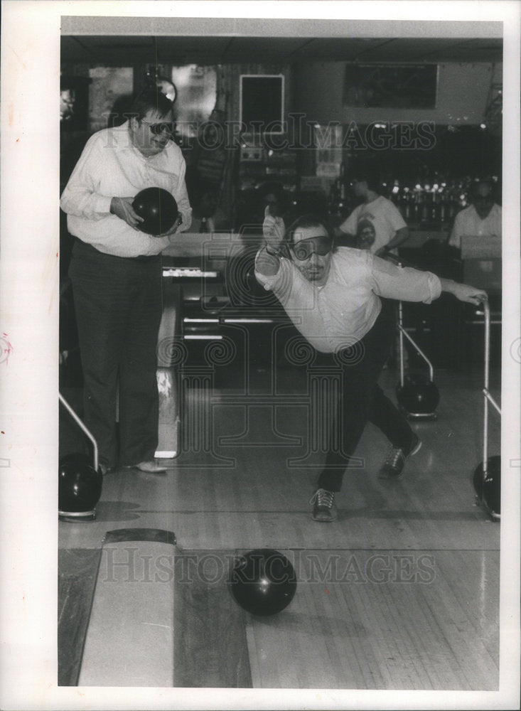 1990 Press Photo Blind Bowler Ron Byster Give Tips to Larry Weintraub - Historic Images