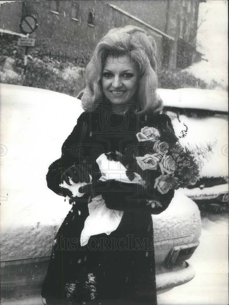 1970 Sverre Rolbiecki Linded in Oslo Presented With Armload of Roses - Historic Images