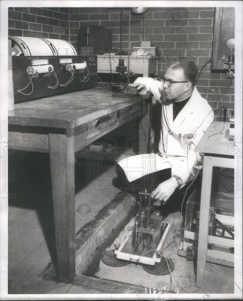 1957 Press Photo Rev. J. Donald Roll, Seismometer - Historic Images