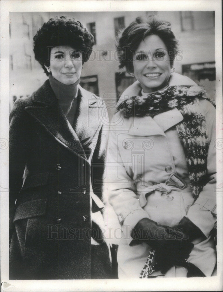 1981 Press Photo Mary Tyler Moore &amp; Betty Rollin: CBS-TV &quot;First You Cry&quot; - Historic Images