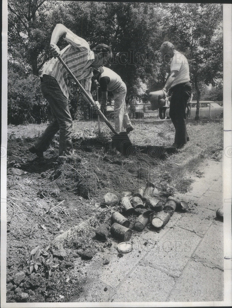 1977 Press Photo Sheriff's deputies dig up yard of home of Raymond Schultz - Historic Images
